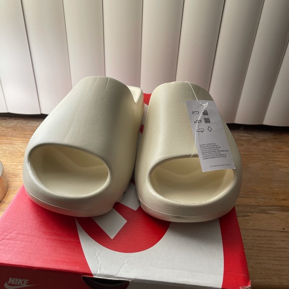 Yeezy slides “Bone” - Picture 3 of 4